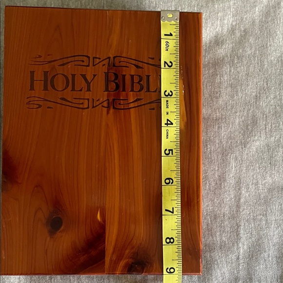 Holy Bible in Cedar Wood Presentation Box - Picture 14 of 16
